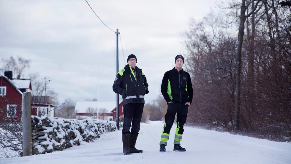 Leif och Isak Söderström på vägen vid Gisle som inte längre får snöröjning eller vägunderhåll. ”Det behöver komma ut till allmänheten. Att plötsligt blir vägar borttagna och man ska stå för allt själv”, säger Leif Söderström.