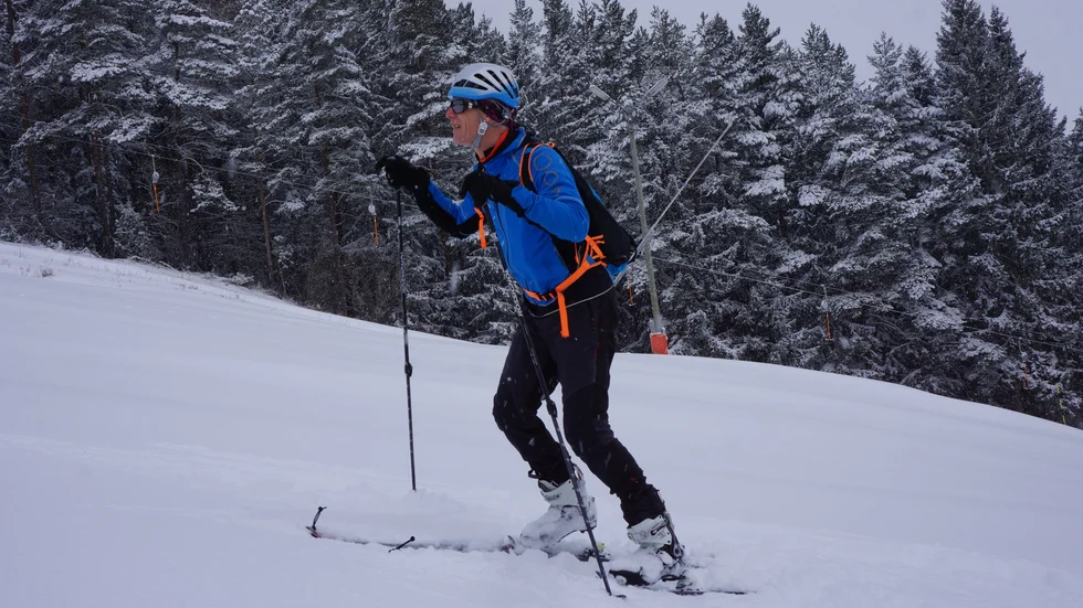 Upp och ned. Claes Meijer från Borensberg, här i Ombergsbacken, har som turist utövat skidalpinism i över ett decennium. I Hammarbybacken i helgen startar han i SM. "Någon måste komma sist", säger han och ler.