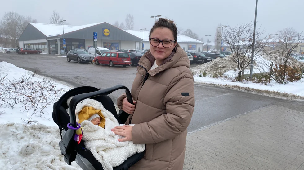Vilma Falk, med sonen Holger,  påpekar att det är svårt att hinna med olika saker under två timmar, som blir nya parkeringstiden vid Lidlparkeringen i centrum.