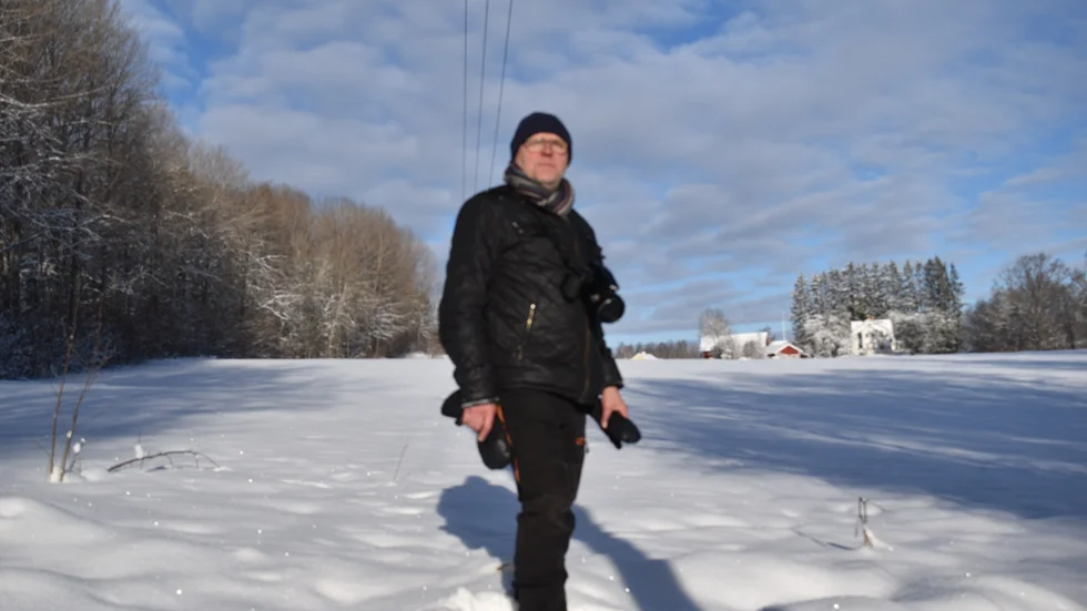 Mycket snö hade fallit när Anders Tingvall, kommunekolog i Kinda, berättade om vattenfallet på Klevberget.