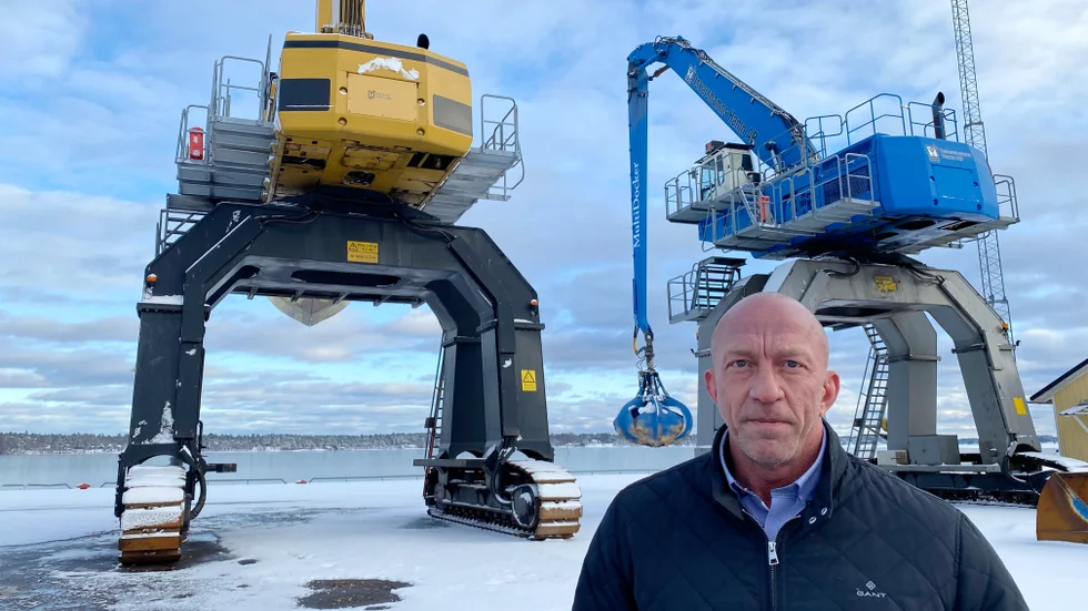 Niclas Strömqvist, vd för Smålandshamnar, vid de två stora kranarna i hamnen.