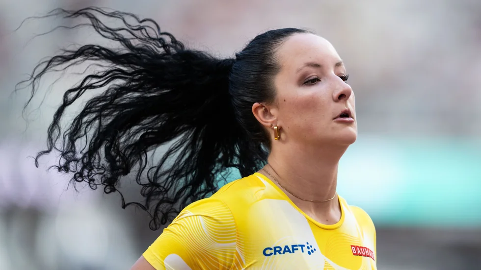 Caisa-Marie Lindfors i den svenska landslagströjan. Nu har hon slagit till med personligt rekord i kula.