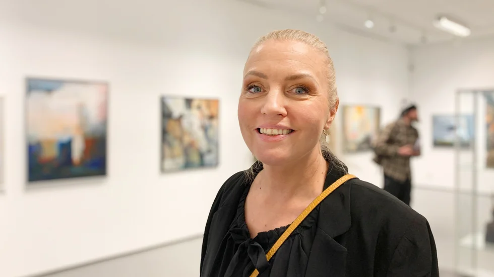 Malin Östlund ställde i vintras ut realistiska porträttbilder och skulpturer i keramik på Nordanås utställningshall. Nu finns hennes konst i Kurjovikens Sjökrog.
