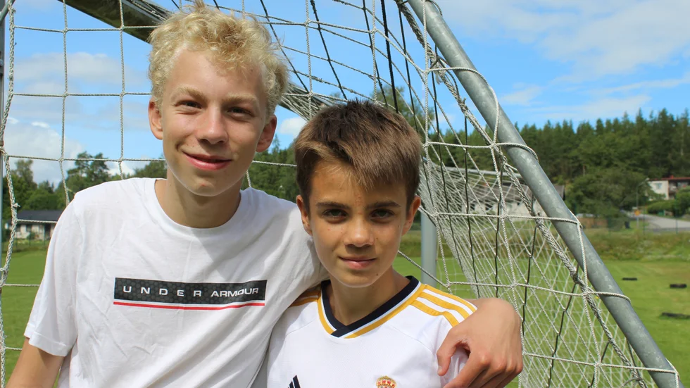 Sixten Ekblad, 16 och August Olsson, 14 valde att anordna i ett fotbollsläger för barn på Hammarvallen i Ljusfallshammar.