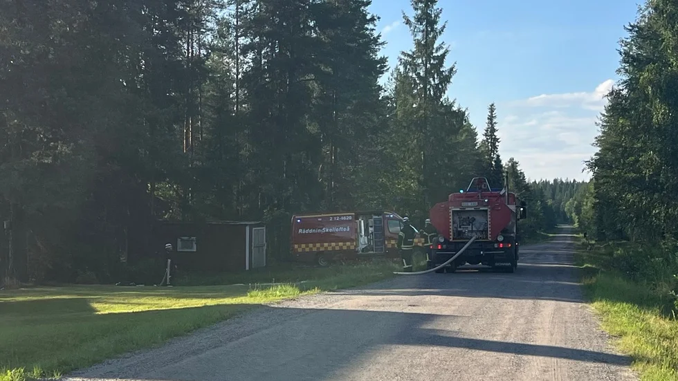 Räddningstjänsten inriktade sig på att begränsa branden, för att rädda intilliggande byggnader och skog.