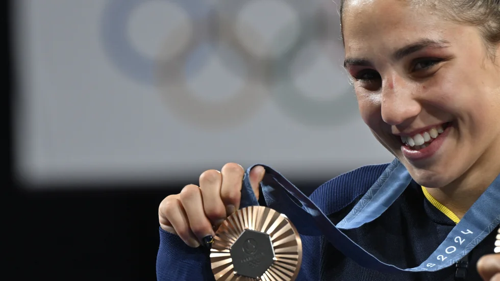PARIS, FRANKRIKE 20240727
Sveriges Tara Babulfath med sin bronsmedalj i judo i 48-kilosklassen under medaljceremonin i Champ-de-Mars Arena under sommar-OS-i Paris.