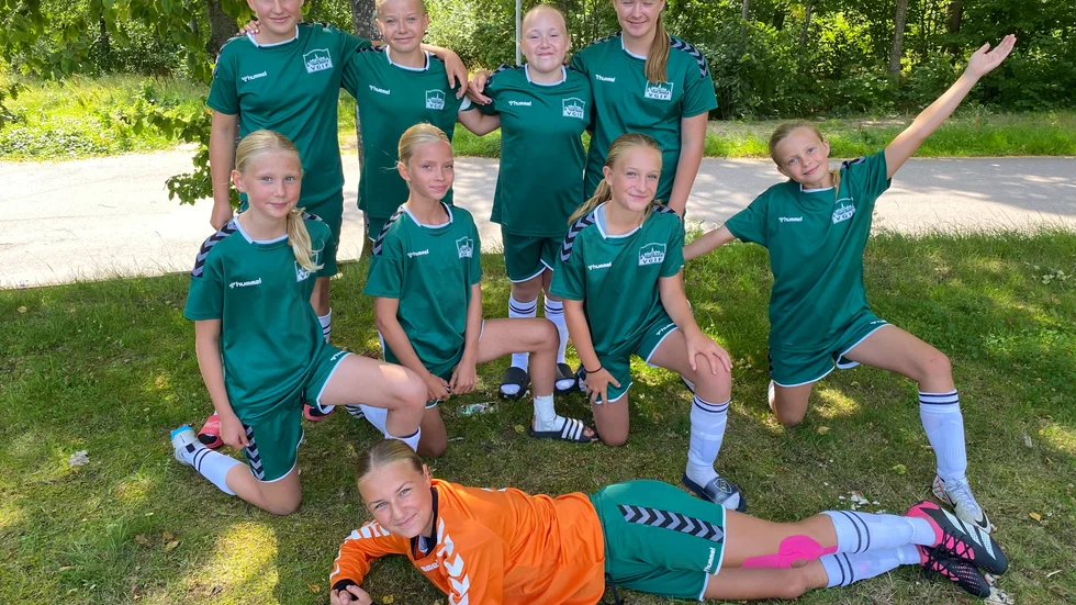 Vadstenatjejer på plats på Skolgårda.