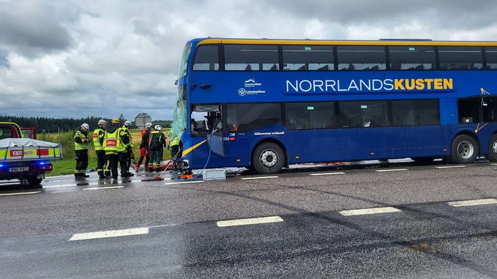 Under räddningsarbetet fick en person assisteras av räddningstjänsten ut ur bussen.
