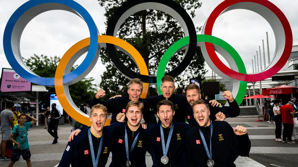 Jon Persson, längst bak till höger, glädjs med de svenska framgångarna i OS. ”Två medaljer trodde väl ingen på”, säger han.
