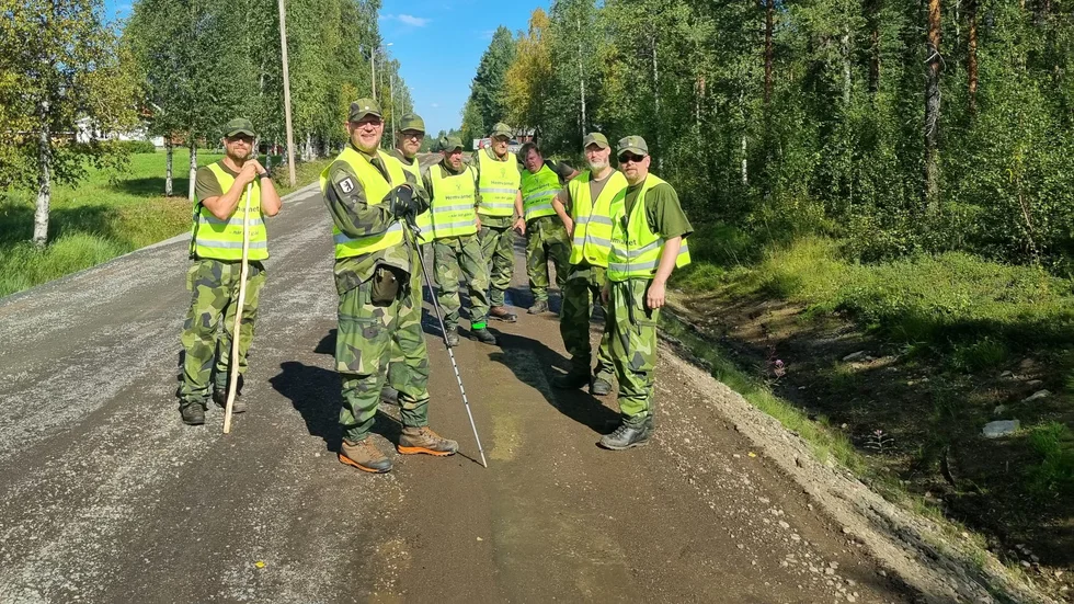 Hemvärnet söker efter vägar, i terrängen och efter bäckar i trakterna av Kallio, där mannen försvunnit.