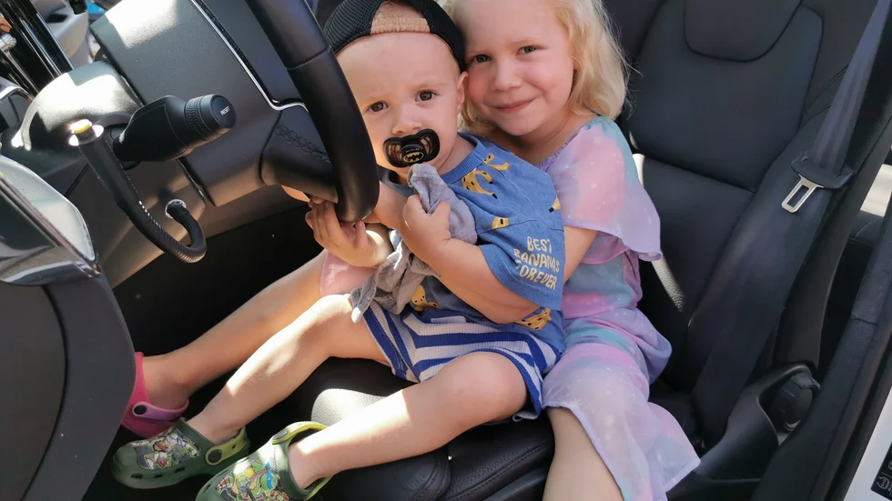 Ebba och Nils Karlsson har aldrig suttit i en polisbil förut. Det är spännande med alla knappar. "Det roligaste med polisbilen är att det blinkar och låter när den kör". 