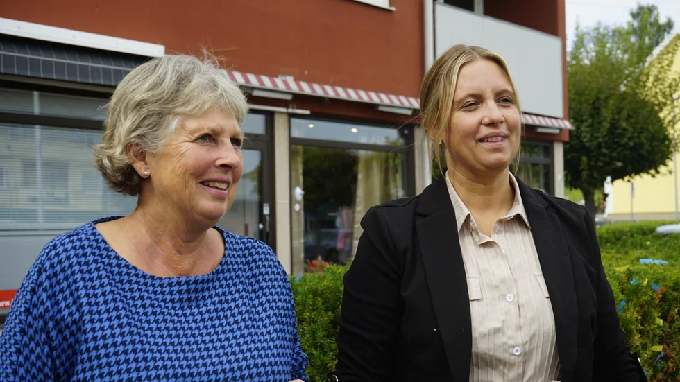 "Det har varit ett väldigt nära samarbete mellan politiker och tjänstemän", säger Emma Rosén (till höger). Till vänster Eva Pettersson, förste vice ordförande i vård- och omsorgsnämnden. 