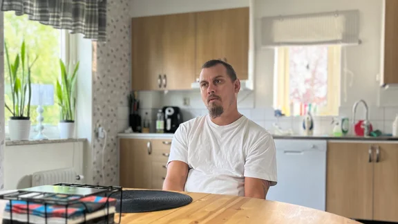 Daniel misshandlades av sin personliga assistent