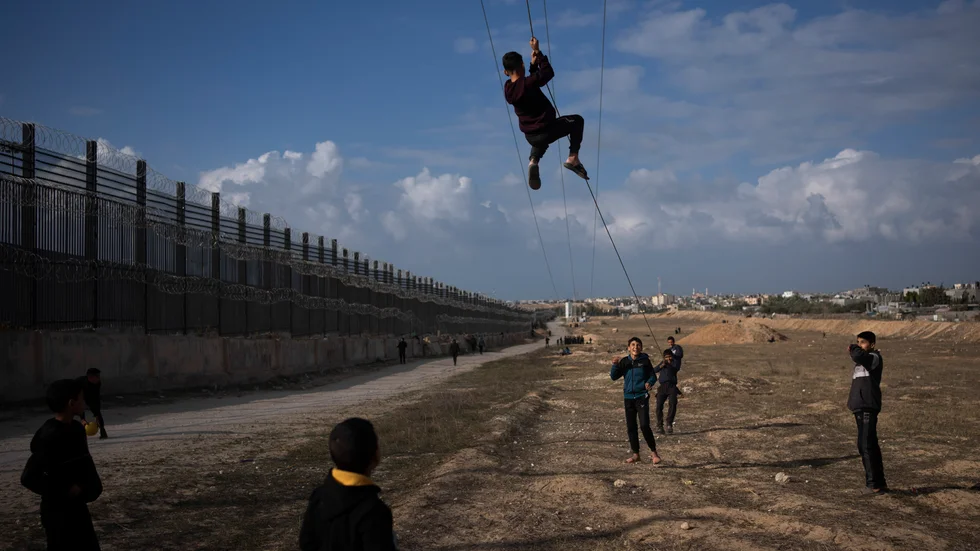Palestinska barn leker intill gränsen till Egypten, längs med den så kallade Philadelphikorridoren.
