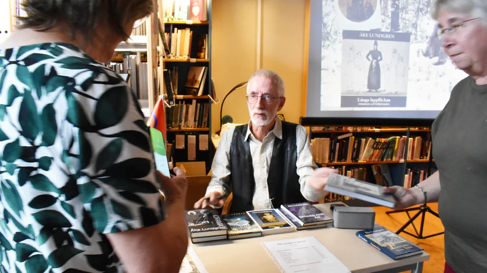 Kön ringlade lång när Åke Lundgren sålde och signerade böcker efter att ha fängslat publiken i Malå. Nu väntar en intensiv höst för honom, med författarbesök på en rad orter, bland annat Norsjö och Skellefteå.