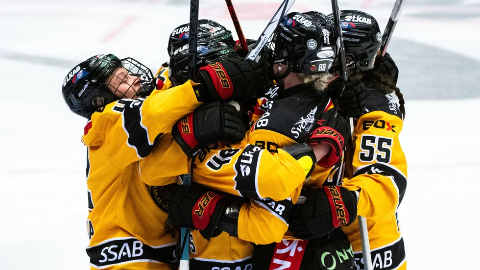 Luleå Hockey har kopplat greppet i finalserien efter bortaseger i den första finalen mot Modo.