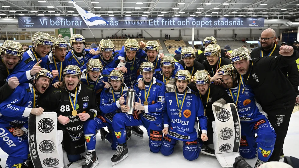 Villa jublar efter vinsten i SM-finalen i bandy mot Västerås i ABB Arena.