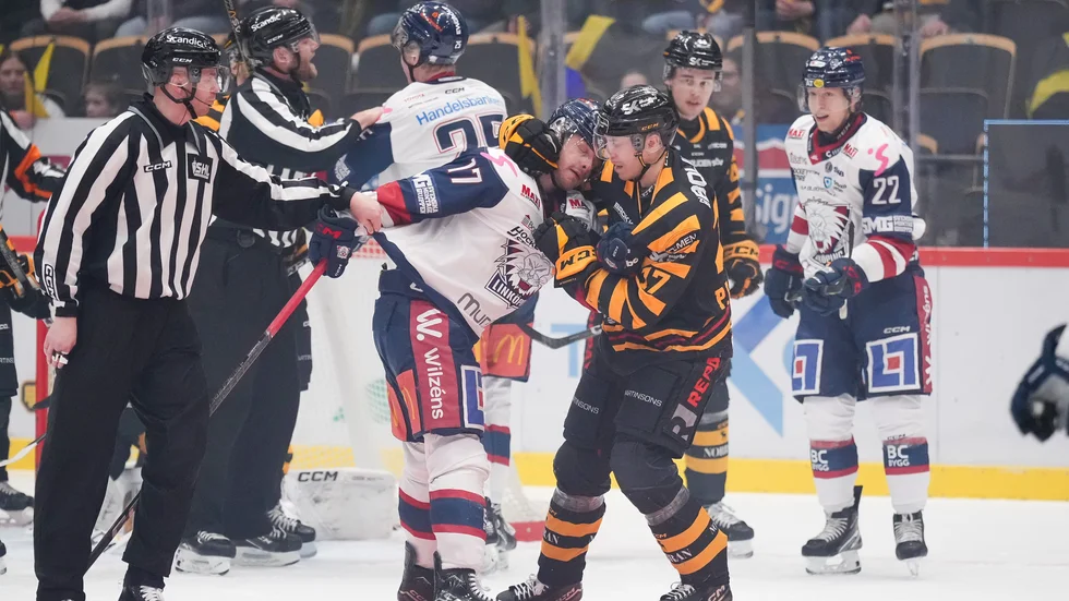 Linköpings Sebastian Strandberg och Skellefteås Pär Lindholm under kvartsfinalen.