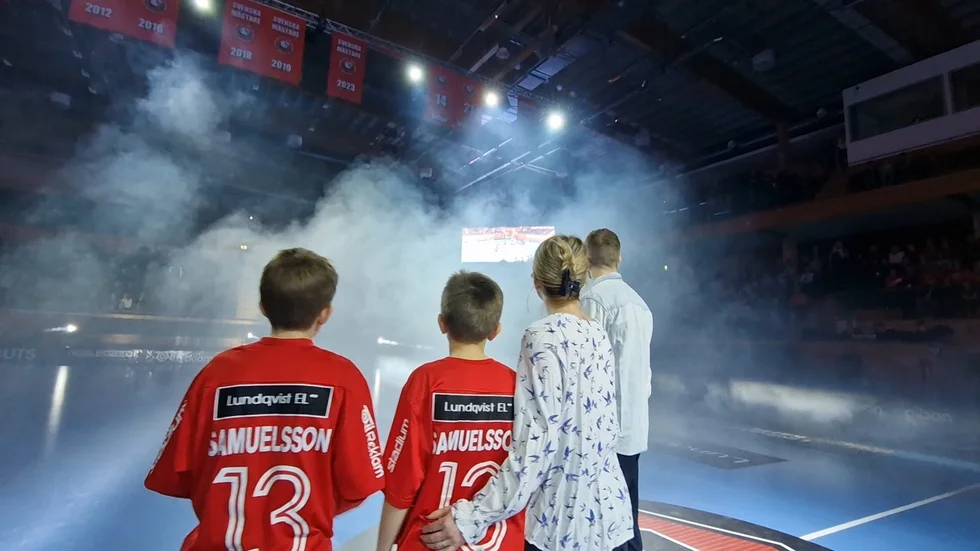 Hyllningen till Storvretaikonen Mattias Samuelsson. Här är han tillsammans med familjen.
