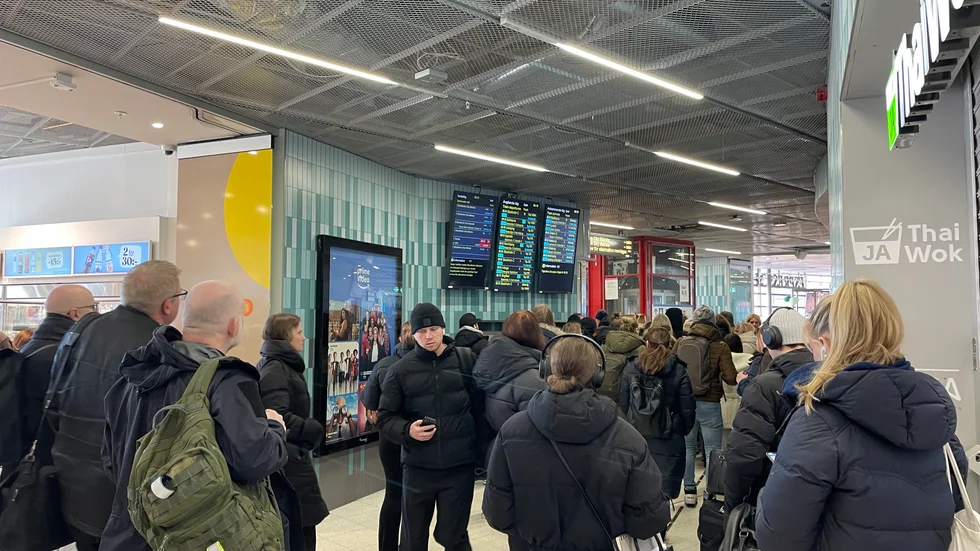 Pendlare väntar på information om tågen.