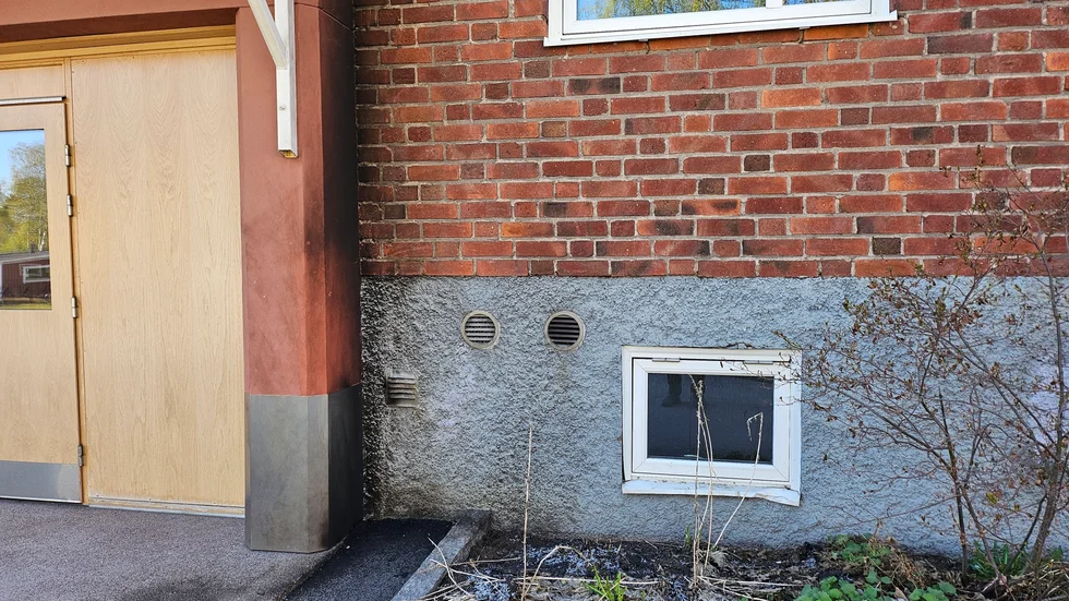 Porten till flerfamiljshuset där brandbomben kastades mot är nedsotat i ena gaveln, men inga större skador verkar ha uppkommit på fasaden.