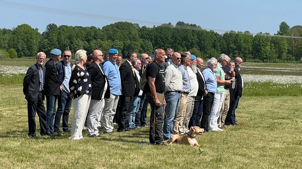 Förväntansfulla veteraner uppställd för att ta emot jetong för sina insatser på Balkan.