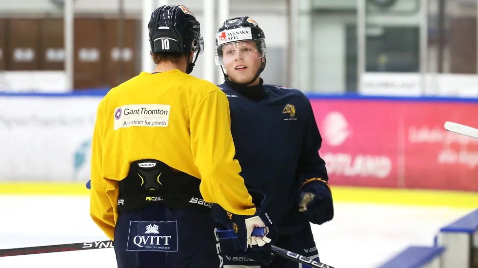 Anton Johansson, i blått, spelade den gångna säsongen för Visby Roma.