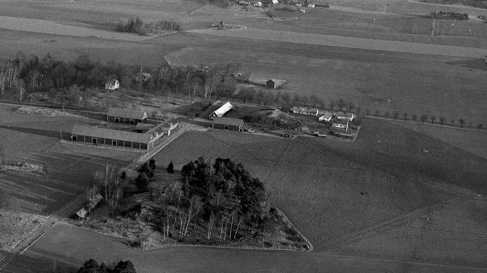 Kallerstads gårdscentrum hösten 1963 med de två karaktärsbyggnaderna och parken, arbetarbostäderna samt de många ekonomibyggnaderna. Då var både byggnaderna och parken ännu väl underhållna.
