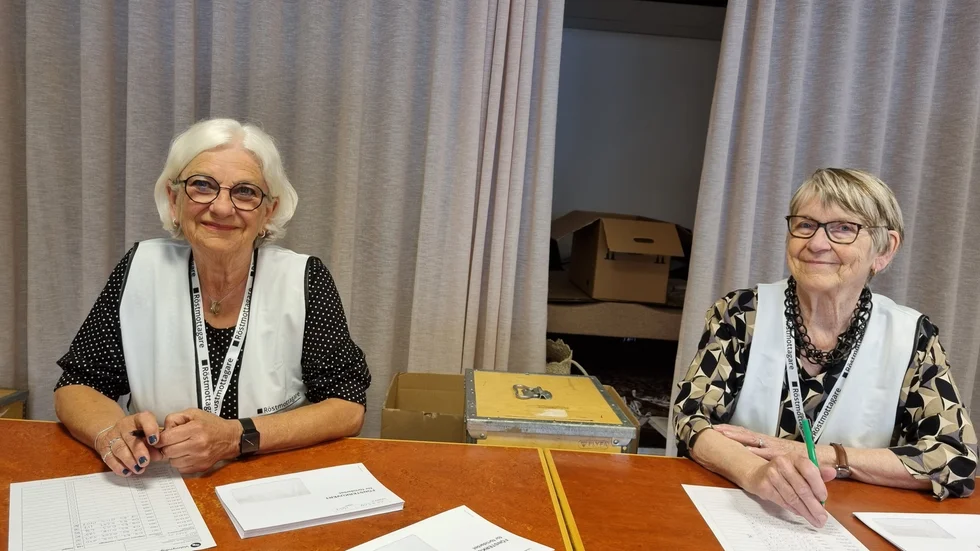 Maud Sundström och Ingegerd Karlsson är vana röstmottagare och arbetar ofta vid val i kommunen. De sitter alltid två där framme vid inlämnandet och säkerställer att allt går rätt till.