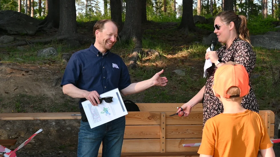 Nu är Klockardalsparken officiellt invigd av Gustaf Ulander på Skellefteå kommun och kommunfullmäktiges ordförande Felicia Lundmark.
