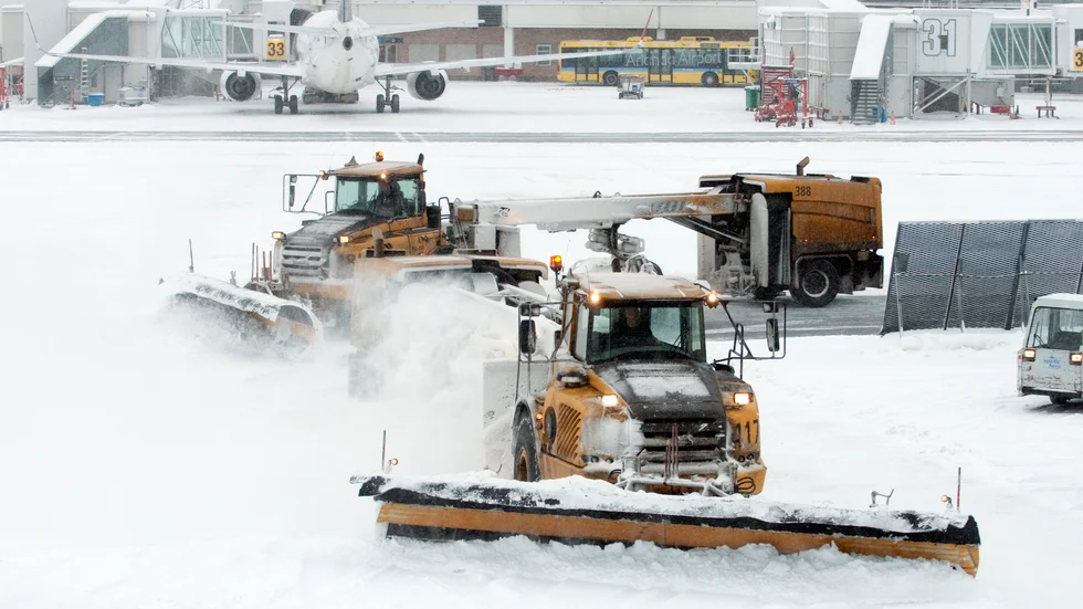 En man fastnade med armen i en plogbil i samband med en reparation på Arlanda i januari. Genrebild. 