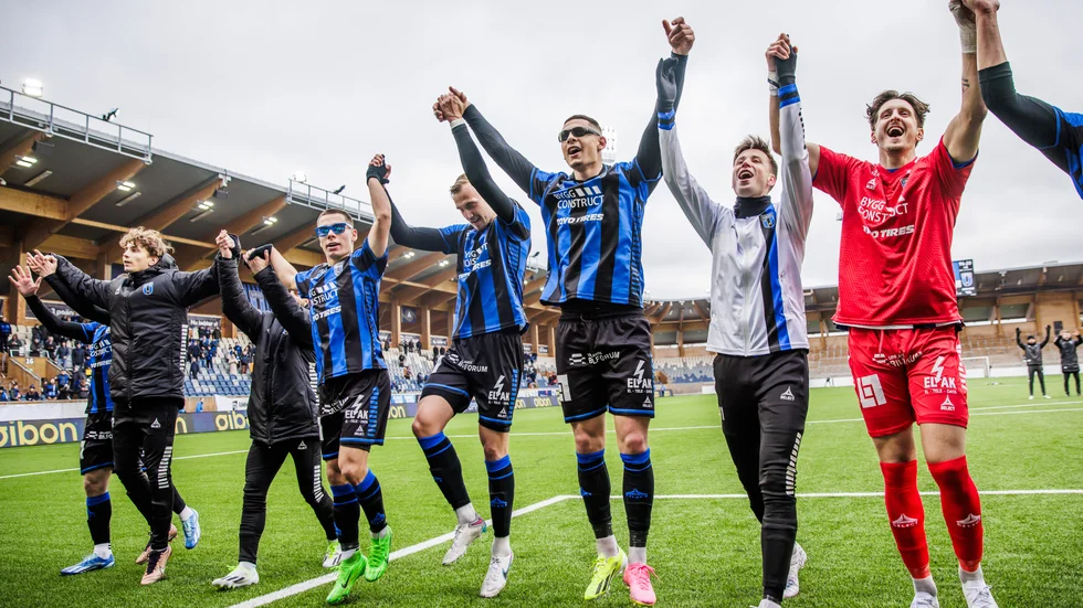Sirius jublar efter premiärsegern. 