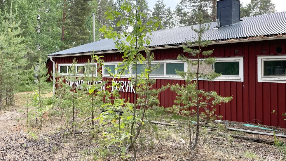 Den första byggnad som möter en då man kommer till Burviks sommarkollo sommaren 2023. Redan i år kan fastigheten rivas.