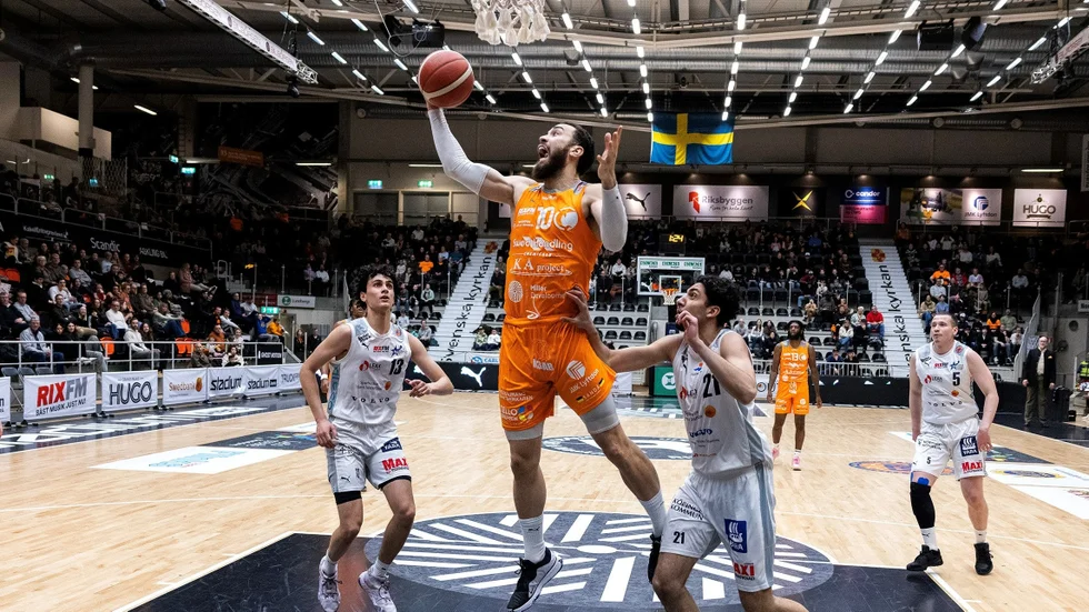 Elias Desport var en av planens giganter när Dolphins körde över Köping i den första kvartsfinalen.