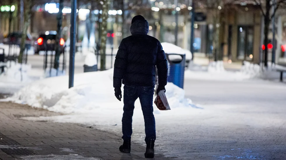 "Under veckosluten är Storgatan fullkomligt nerlusad med plastpåsar, hårborstar, godisstrutar, cigarettaskar, kajalpennor, tuggummin och en och annan strumpa och avsparkad sko", skriver Berndt Tiberg.