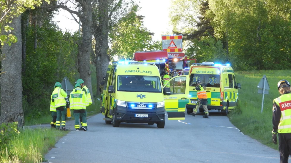 Flera ambulanser skickades till olycksplatsen utanför Kimstad på tisdagskvällen. Senare på kvällen tvingades polisen lämna beskedet: tre personer under 20 år hade avlidit av sina skador.