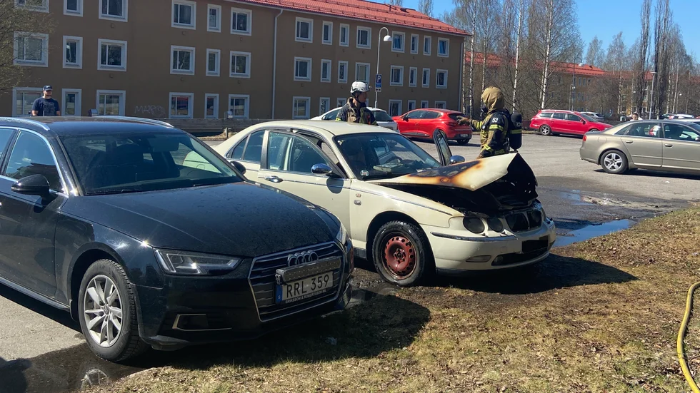 En parkerad bil började brinna på Mjölkuddsvägen i Luleå under fredagen.