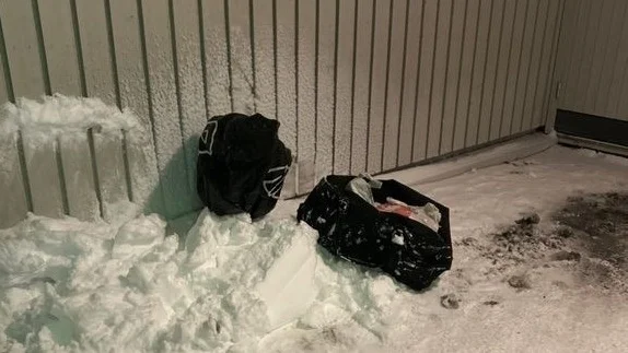 Narkotika till ett värde av cirka 5,5 miljoner kronor i missbrukarled låg slängd i snön. 