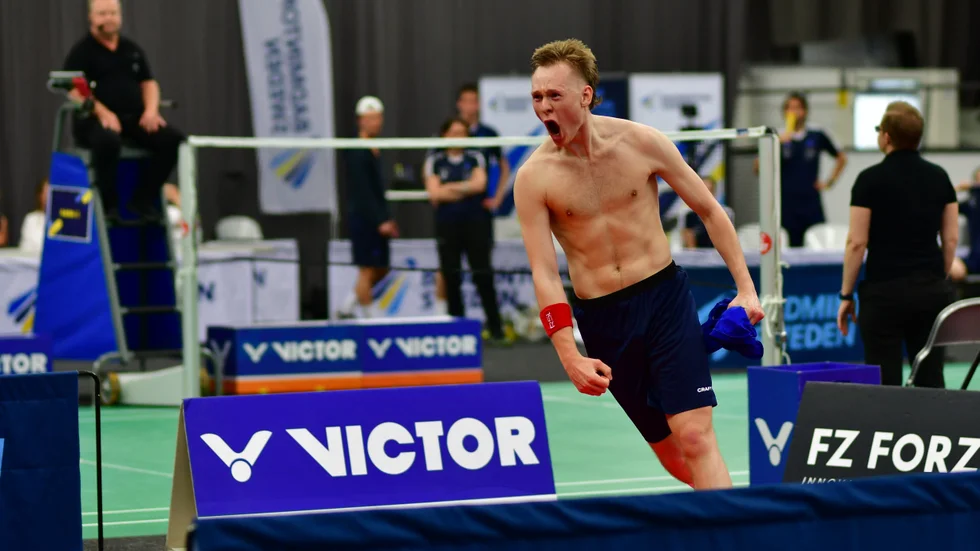 Påvelunds Andreas Søndergaard har slitit av sig tröjan i ren guldglädje efter segern i mixedmatchen mot Fyrisfjäderns Moa Sjöö och Rasmus Espersen.