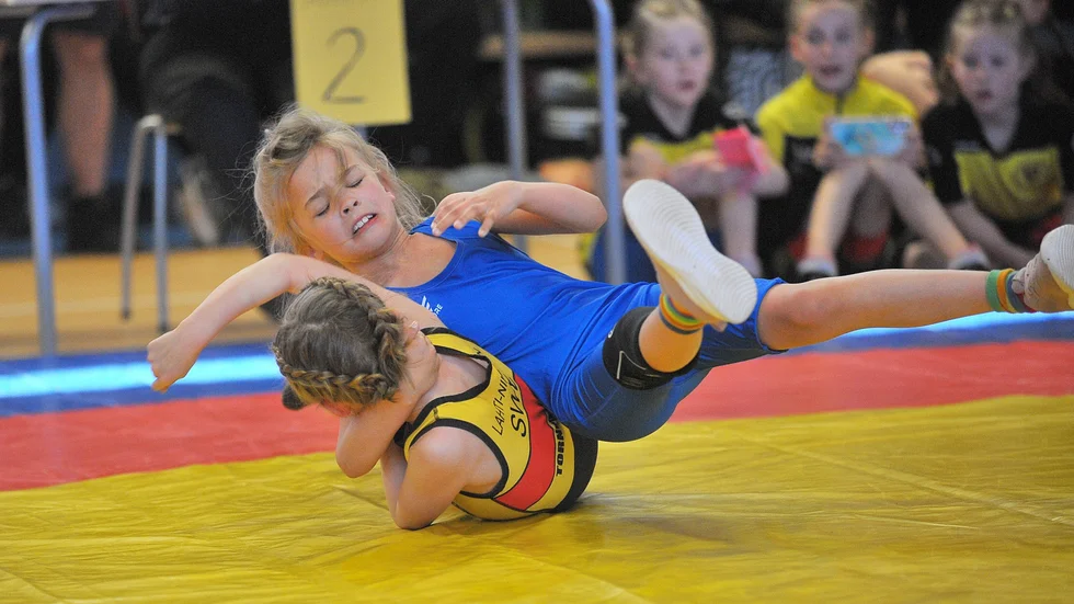 Ella Fjellström, Luleå Brottarklubb, gick en tuff match som hon till slut vann i Kurirenmästerskapet i brottning 2024.