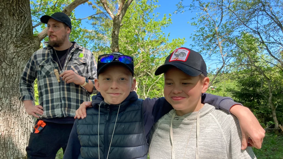Emil Modin och Harry Svenningsson trivdes ute i skogen. Bakom dem syns utomhuspedagogen Daniel Holm från komunens naturskola.
