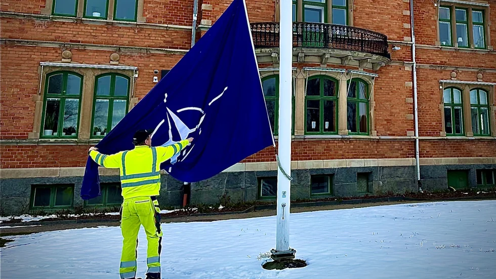 På torsdagsmorgonen hissades Natoflaggan för första gången utanför stadshuset Gröna kulle.