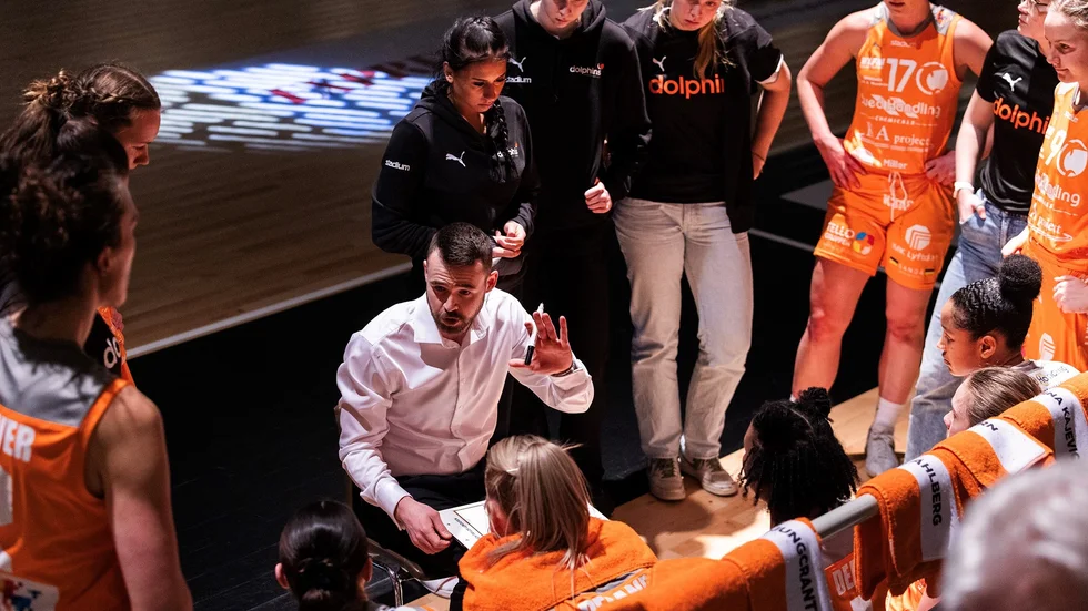 Dolphinscoachen Kevin Taylor Lundgren kunde pusta ut efter en dramatisk kväll i Göteborg. Det blev en knapp seger för Dolphins som därmed tvingar fram en tredje och avgörande match mot Högsbo.