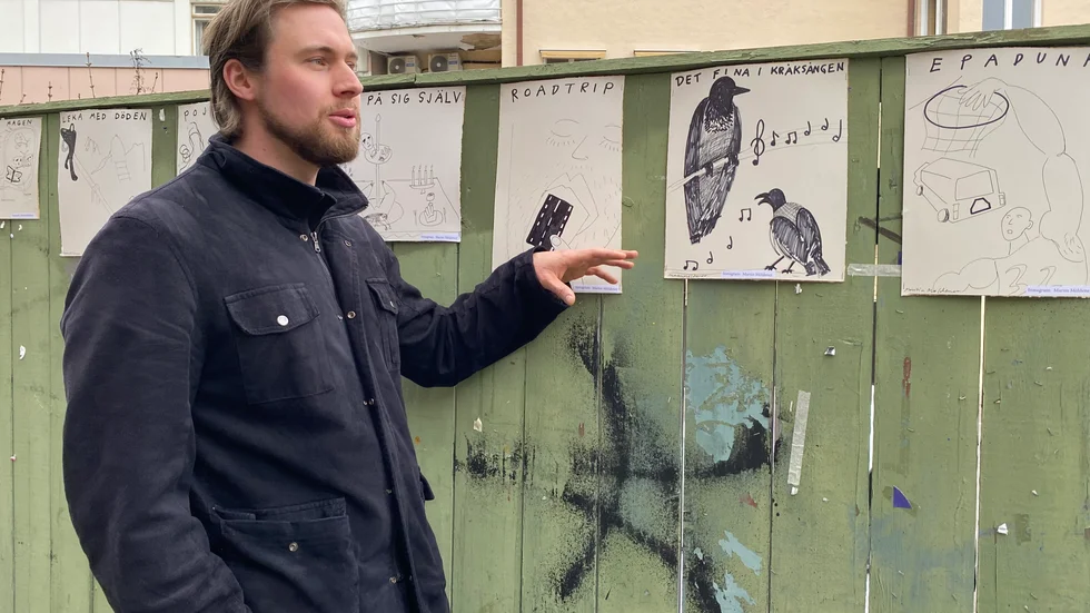 Martin Möldener, 31-åringen från Linköping, visar sin konst på olika offentliga platser. Bland annat utanför Babettes kafferi på Stora Badstugatan. Visst händer det att de plockas ner. Men då sätter Martin upp nya. "Det känns bra när de försvinner, det tyder ju på intresse", säger han.
