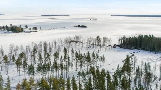 Tomterna ligger vid Storstenen på Degerberget i anslutning till havet. Fyra av dem är cirka 1 500–1 700 kvadratmeter stora och den femte är är drygt 2 400 kvadratmeter.