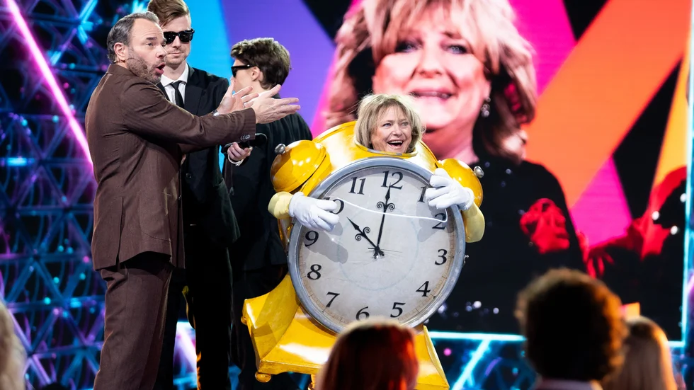 Väckarklockan Ewa Roos lyckades lura juryn när hon blev tredje deltagare att röstas ut ur "Masked singer". Pressbild