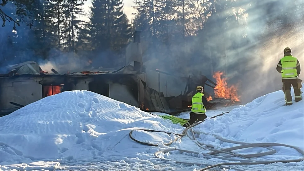 Räddningstjänsten jobbar med att skydda övriga byggnader.