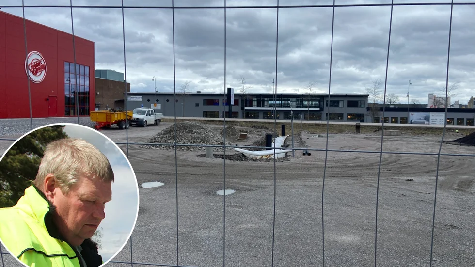Roland Åkesson, kommunens byggprojektledare, förklarar varför parkeringen vid Friskis och svettis för tillfället inte är tillgänglig.