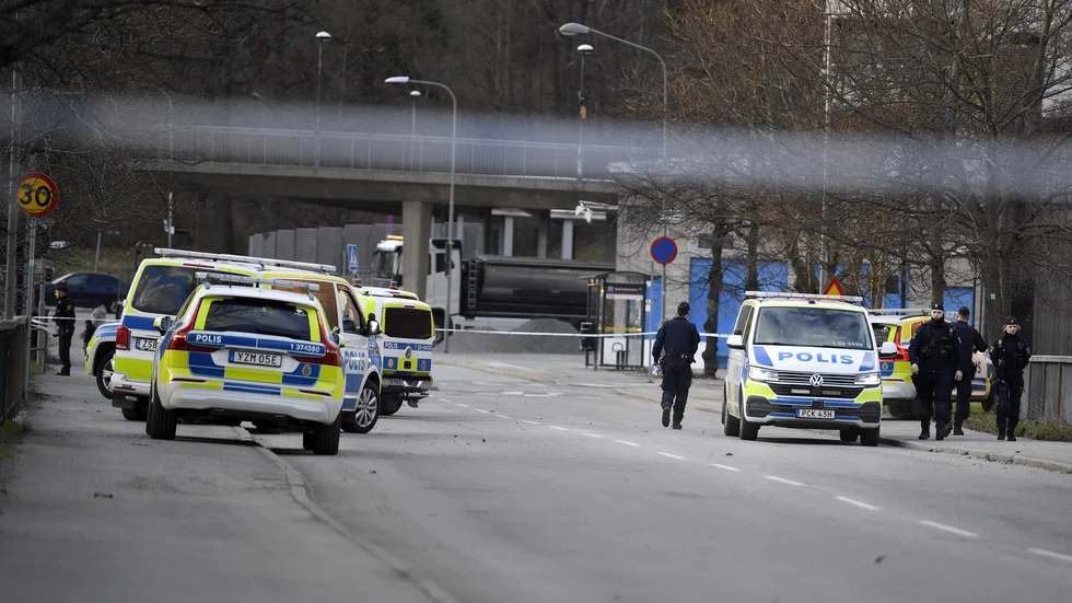 En person har hittats skjuten utomhus.