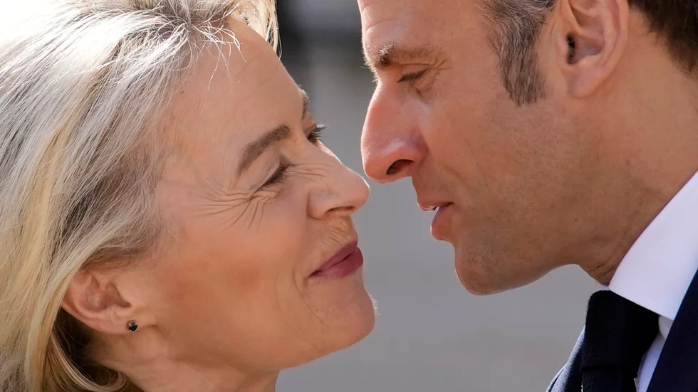 EU-kommissionens ordförande Ursula von der Leyen och Frankrikes president Emmanuel Macron i närkontakt. Frågan nu är om Macron fortsatt stöder von der Leyen för fem år till som ordförande. Arkivbild.